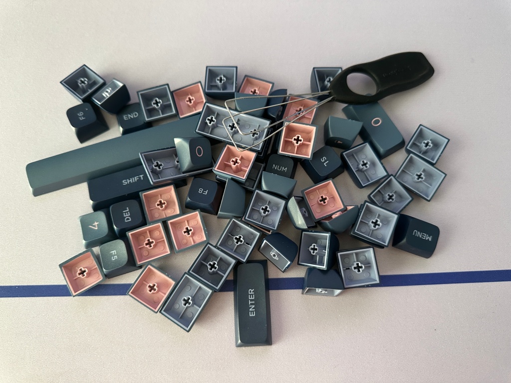 Skyloong keycaps with a keycap puller on a deskmat